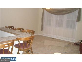 10813 Heflin Road Philadelphia, PA 19154 - Photo 7 of 8 Living Room