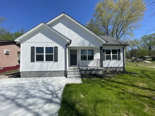 $1,700 | 561 West 20th Avenue, Springfield, TN 37172