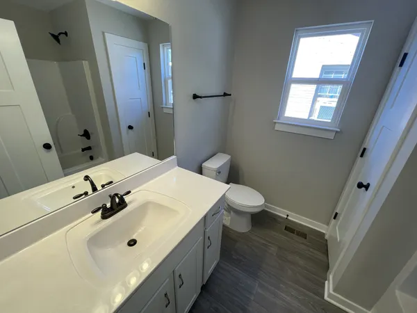 $1,700 | 561 West 20th Avenue, Springfield, TN 37172