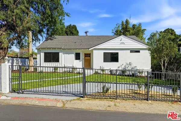 a view of a house with a backyard