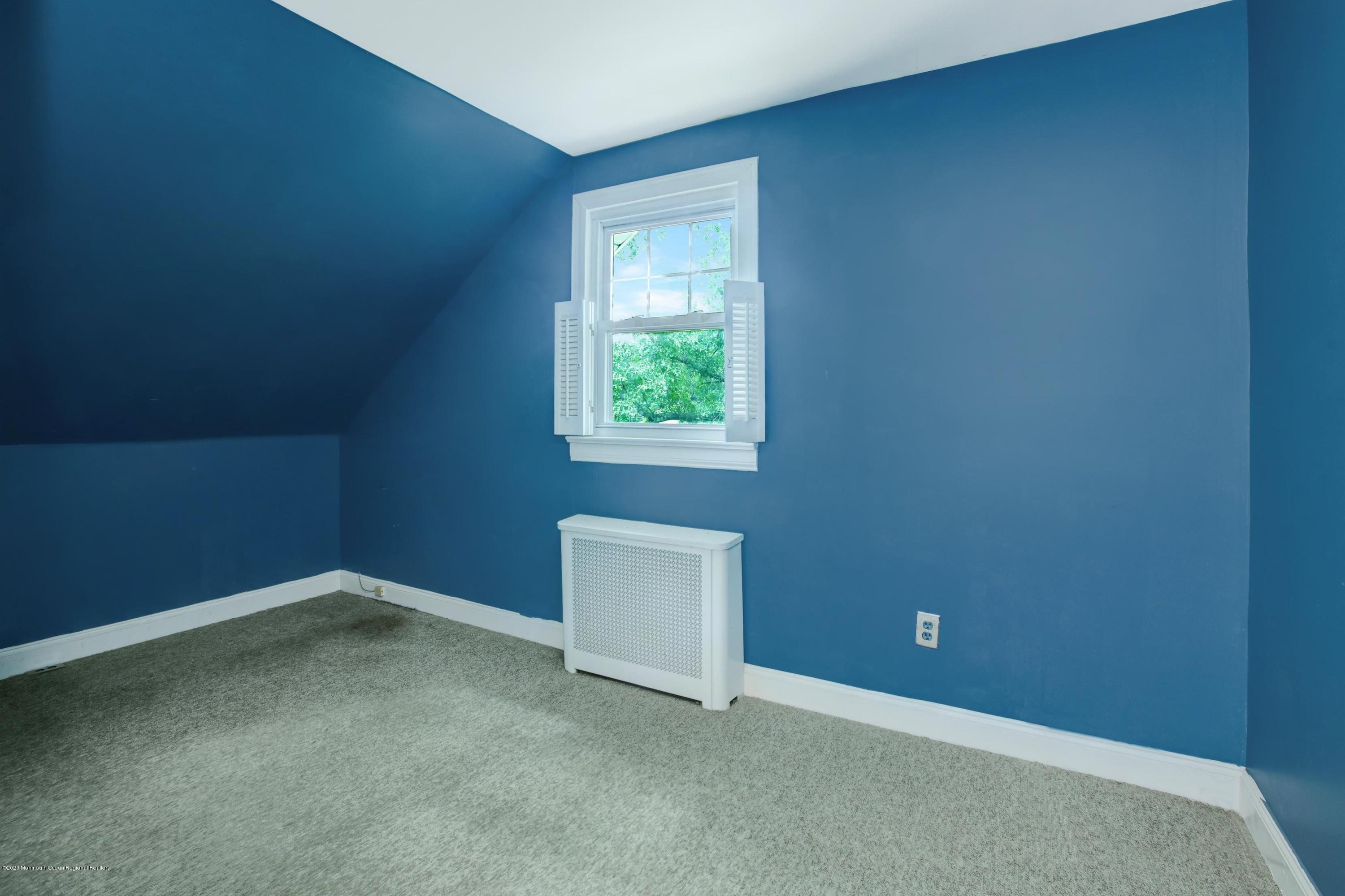 474 E Road Belford, NJ 07718 - Photo 13 of 32 an empty room with a window
