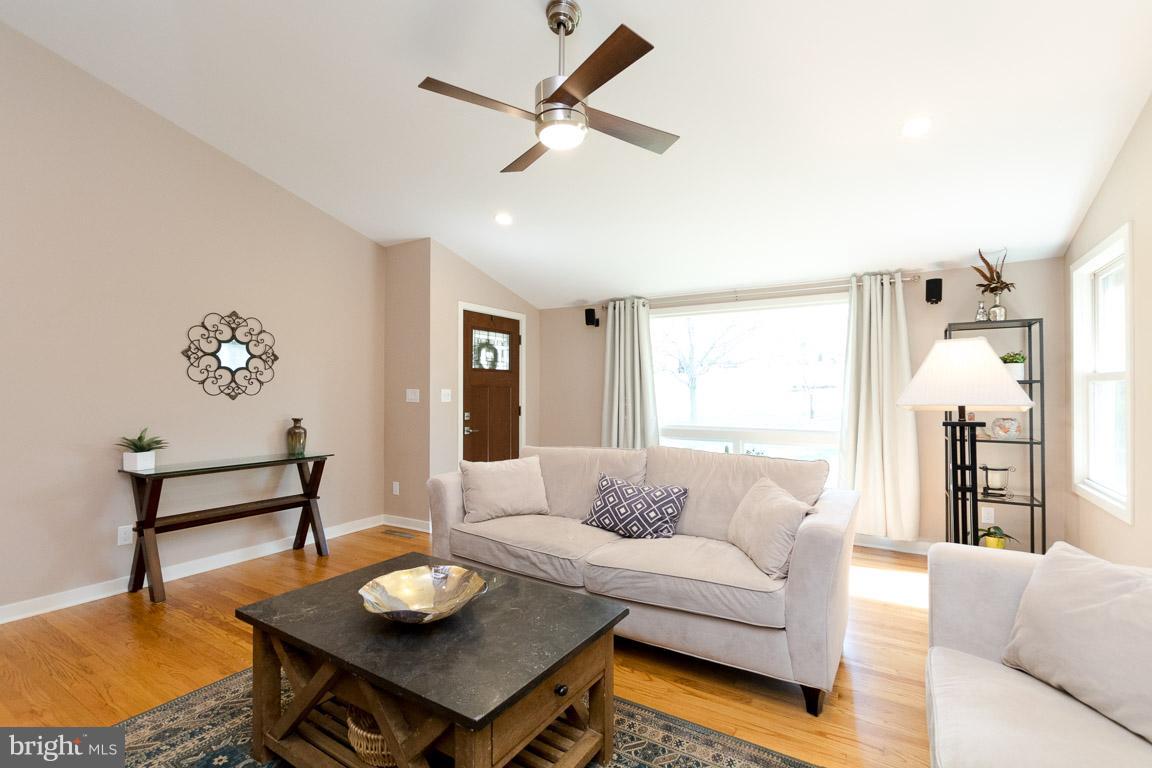 550 Valley View Road Baltimore, MD 21286 - Photo 9 of 30 Living Room