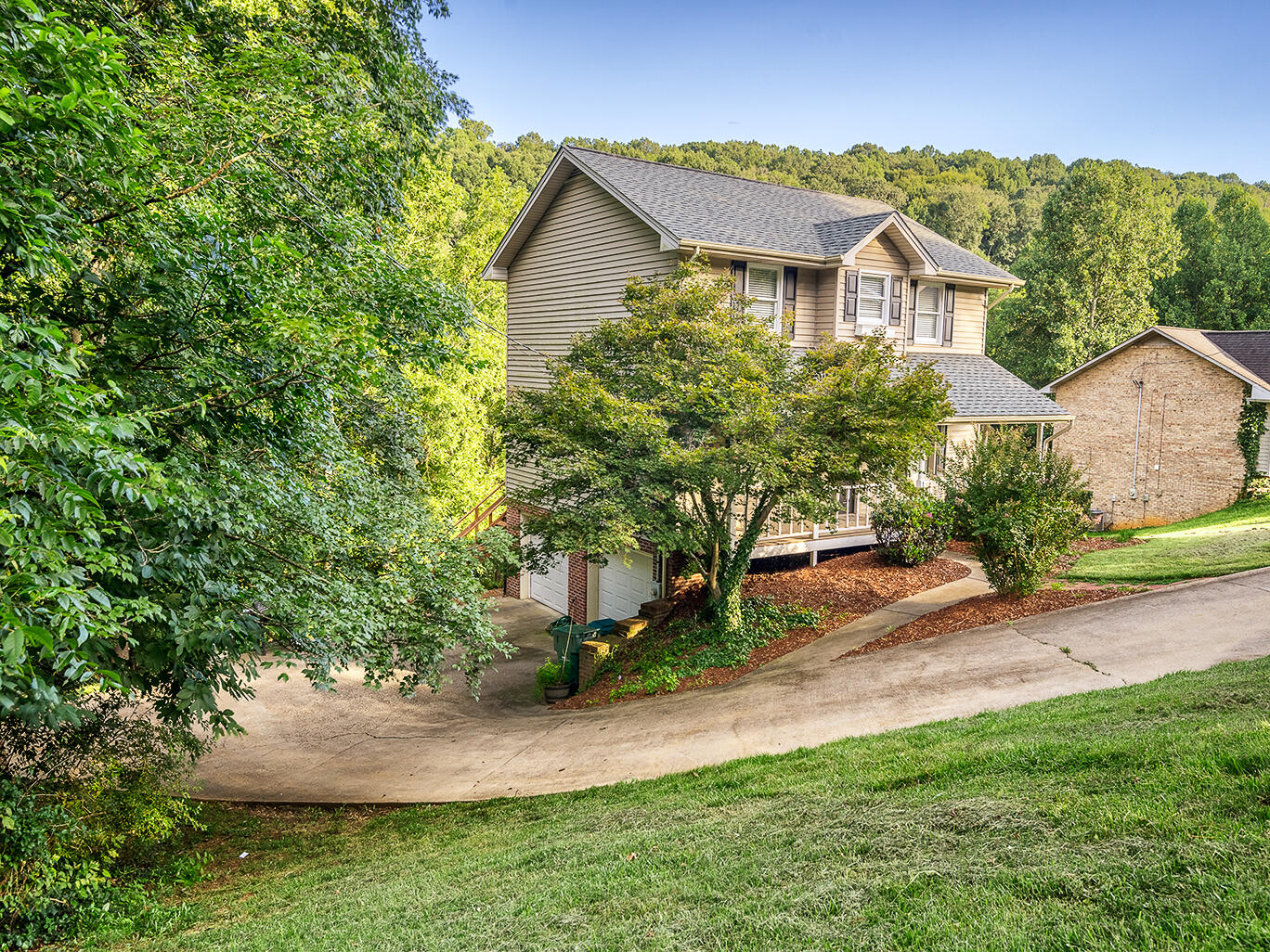 Exterior-145-Mayfair-Carol-Miller_5742