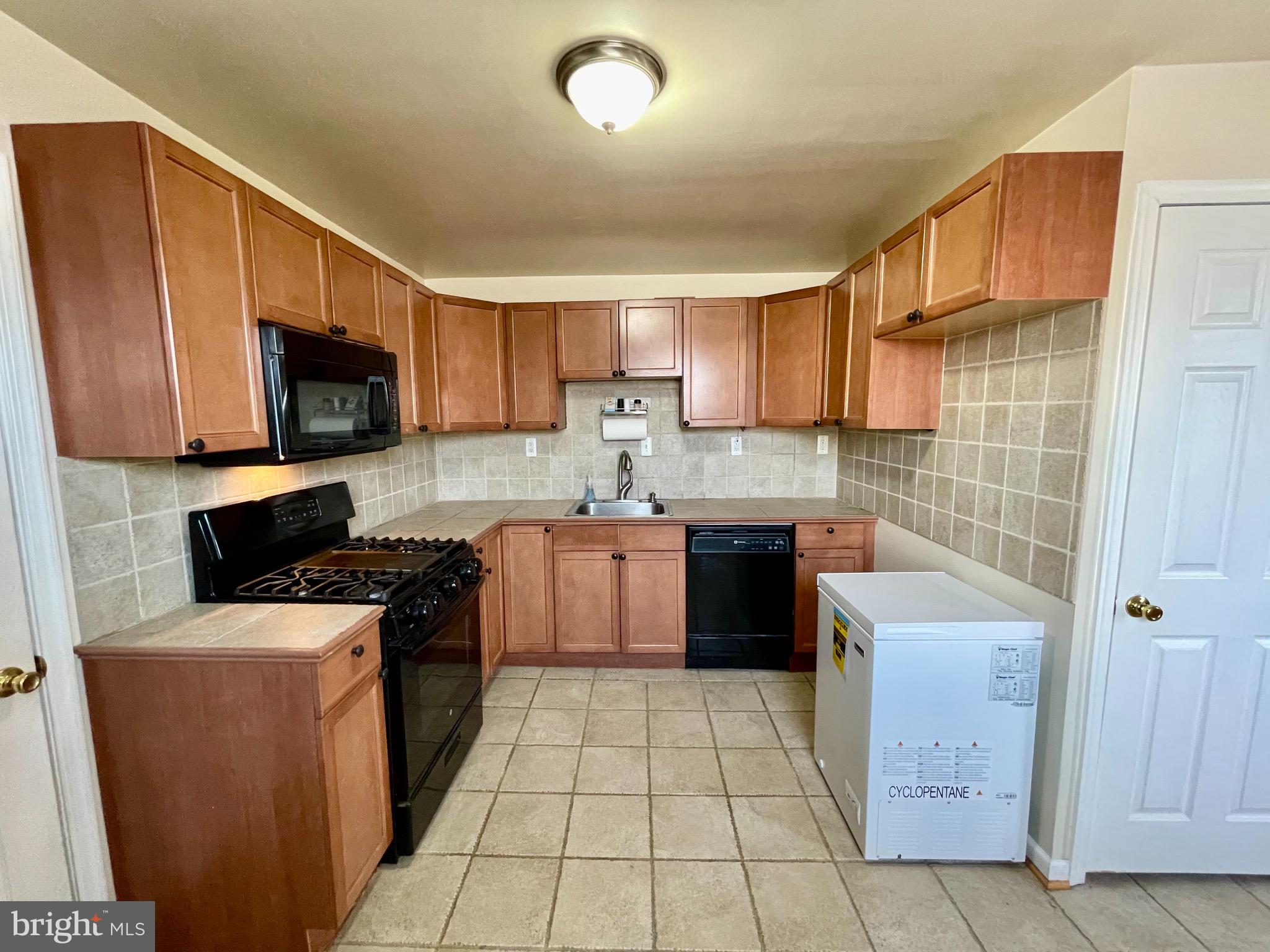 8207 Northview Road Baltimore, MD 21222 - Photo 8 of 39 Kitchen