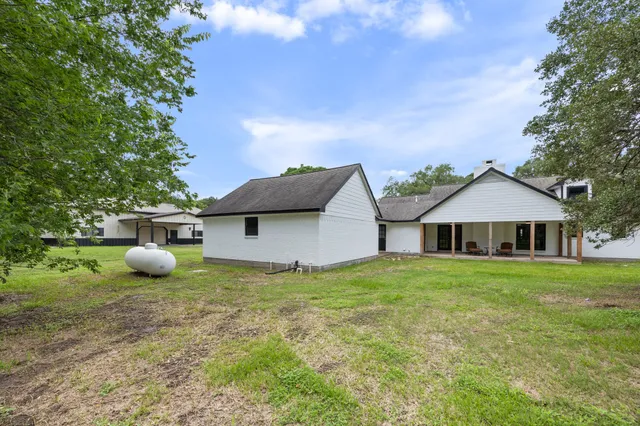 a view of a house with backyard and garden