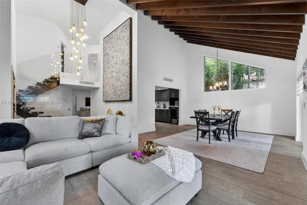 $8,999 | Central Gables, Coral Gables, FL 33134