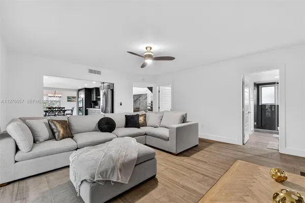 $8,999 | Central Gables, Coral Gables, FL 33134