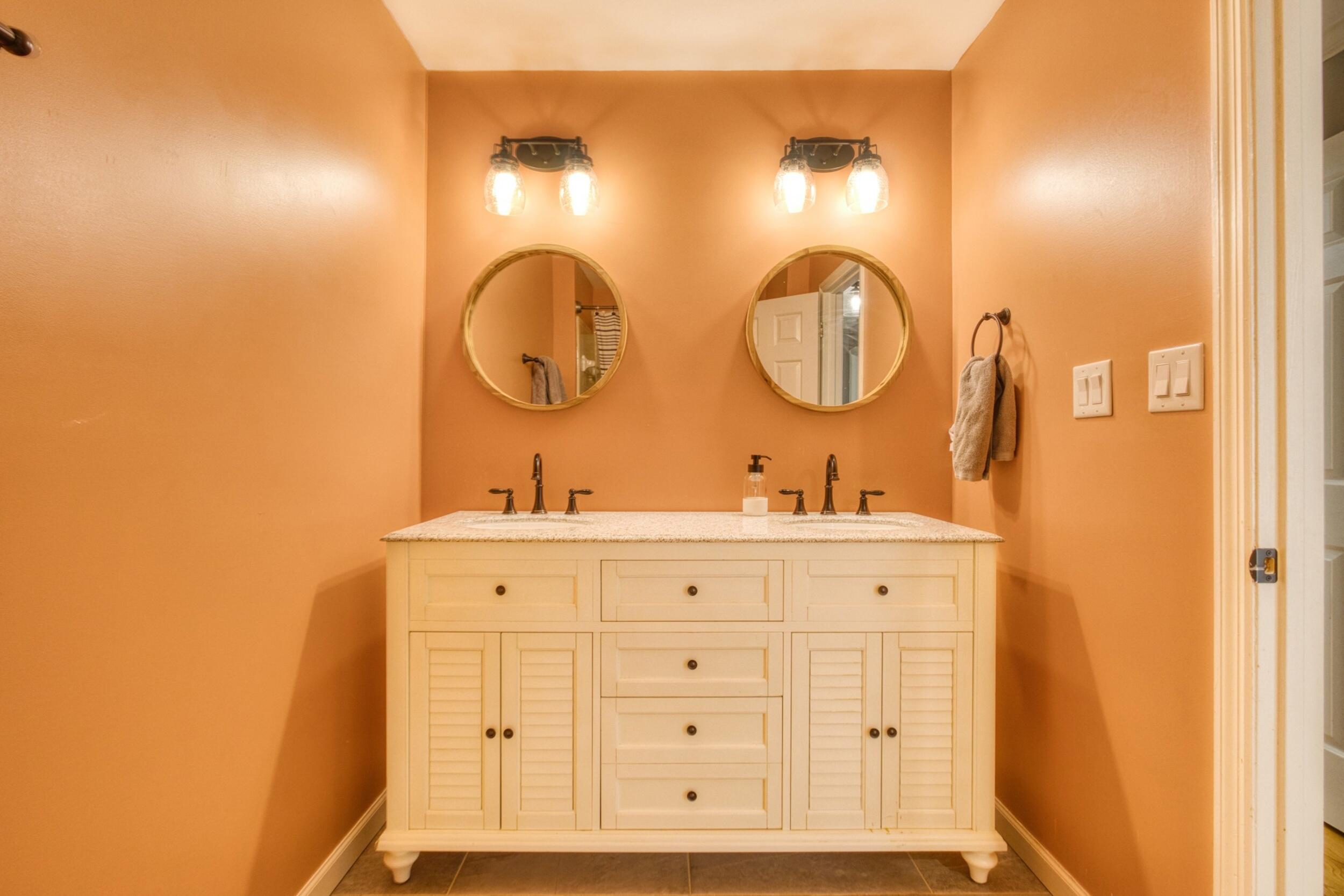 5 Huckleberry Court Aiken, SC 29803 - Photo 27 of 63 Hall bathroom