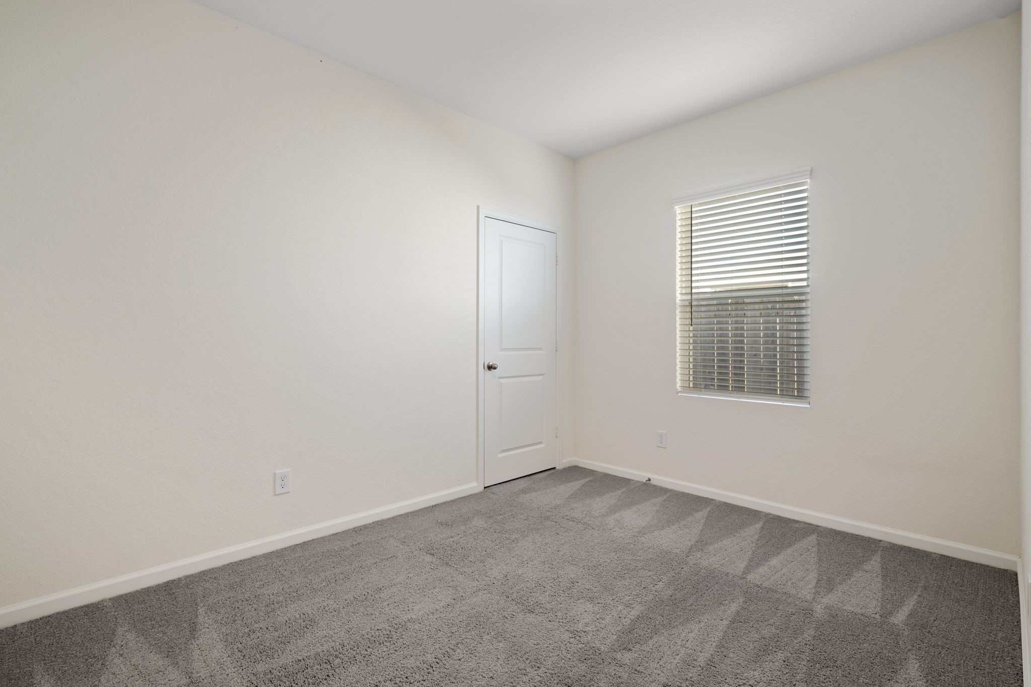 614 Edge Lake Court Montgomery, TX 77316 - Photo 20 of 27 an empty room with a window