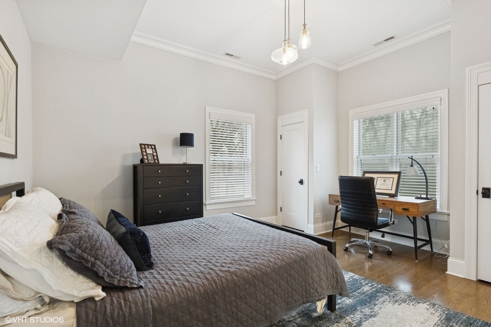 1401 Maple Avenue Wilmette, IL 60091 - Photo 26 of 46 a bedroom with a bed and a desk