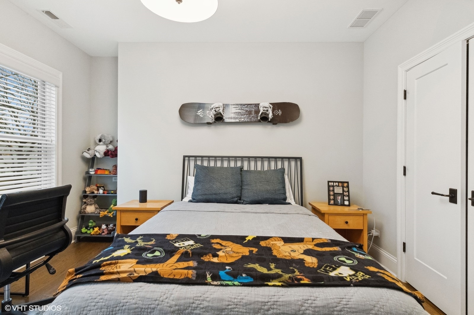 1401 Maple Avenue Wilmette, IL 60091 - Photo 30 of 46 a bedroom with a bed and dresser