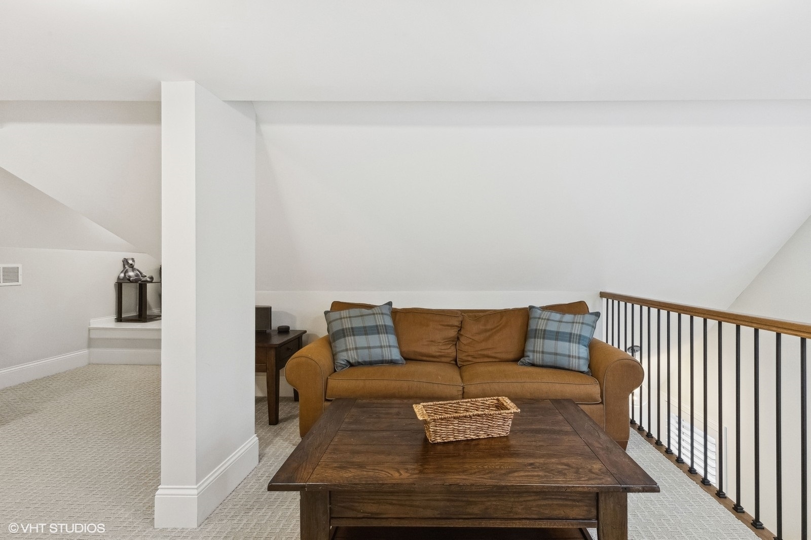 1401 Maple Avenue Wilmette, IL 60091 - Photo 35 of 46 a living room with furniture