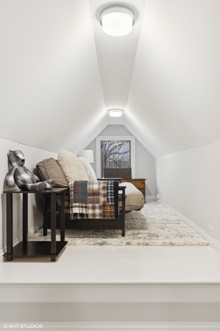 1401 Maple Avenue Wilmette, IL 60091 - Photo 36 of 46 a view of a livingroom with furniture