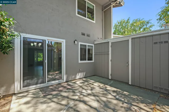 a view of backyard with garden