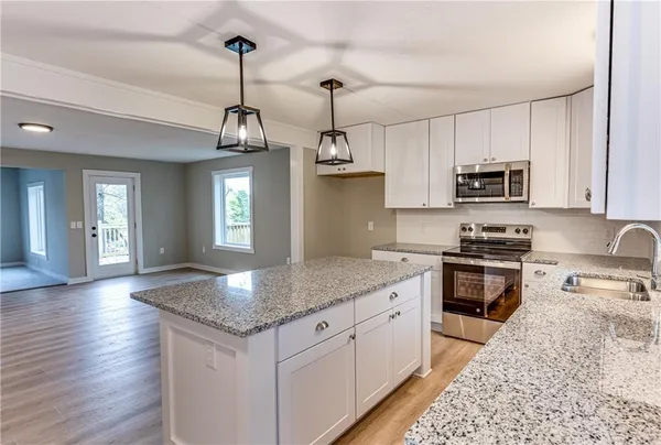 $475,000 | 337 Sugar Lake Drive, Mound City, KS 66056