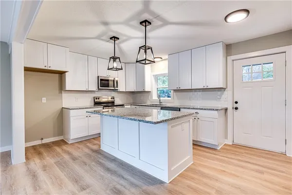 $525,000 | 337 Sugar Lake Drive, Mound City, KS 66056