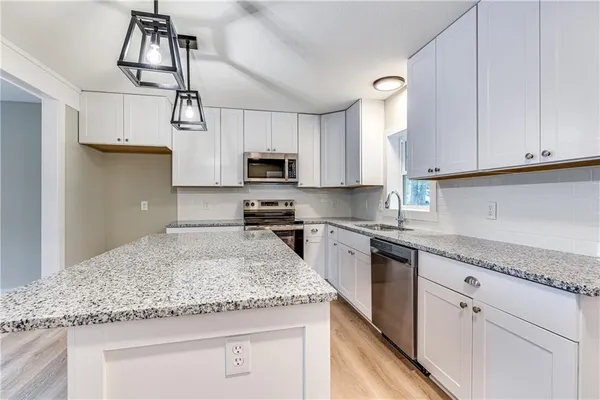 $475,000 | 337 Sugar Lake Drive, Mound City, KS 66056