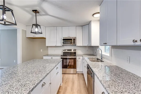 $475,000 | 337 Sugar Lake Drive, Mound City, KS 66056