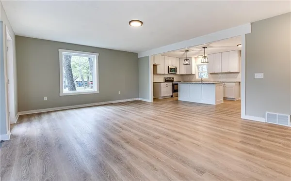 $525,000 | 337 Sugar Lake Drive, Mound City, KS 66056