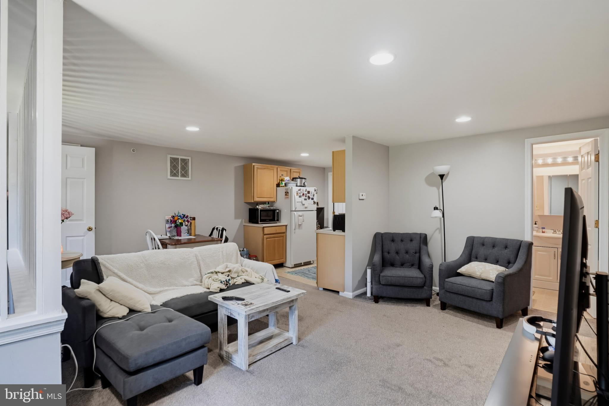 6893 Old Solomons Island Road Friendship, MD 20758 - Photo 54 of 58 Apartment living room