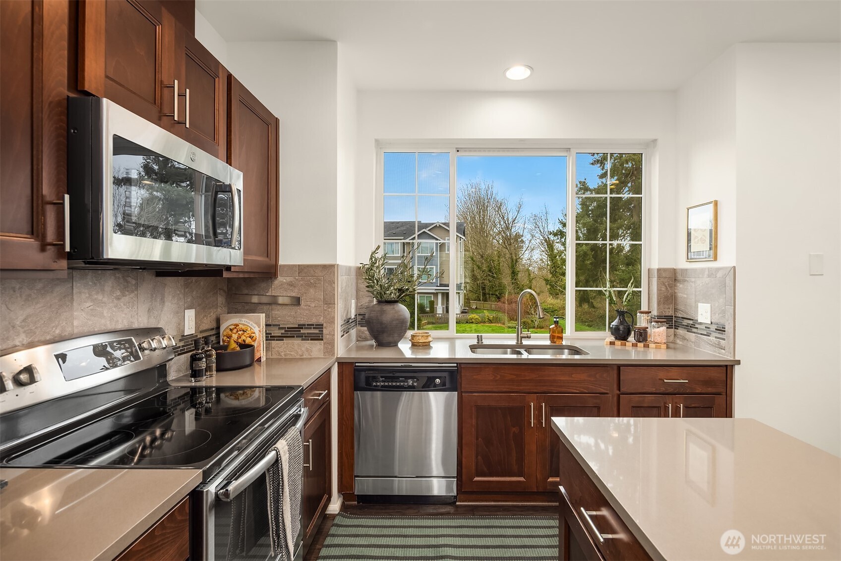 6592 High Point Drive Southwest Seattle, WA 98126 - Photo 13 of 34