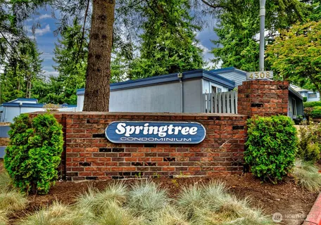 a sign that is sitting on a brick wall