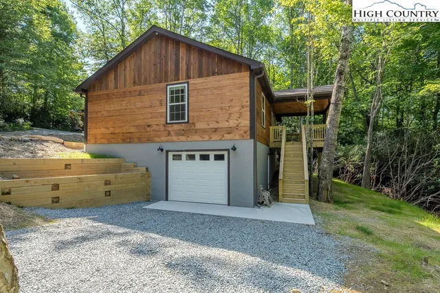 a view of a house with backyard and garden