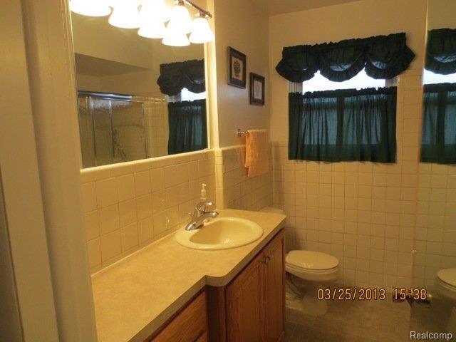 19442 Rensellor Street Livonia, MI 48152 - Photo 8 of 15 bath.JPG