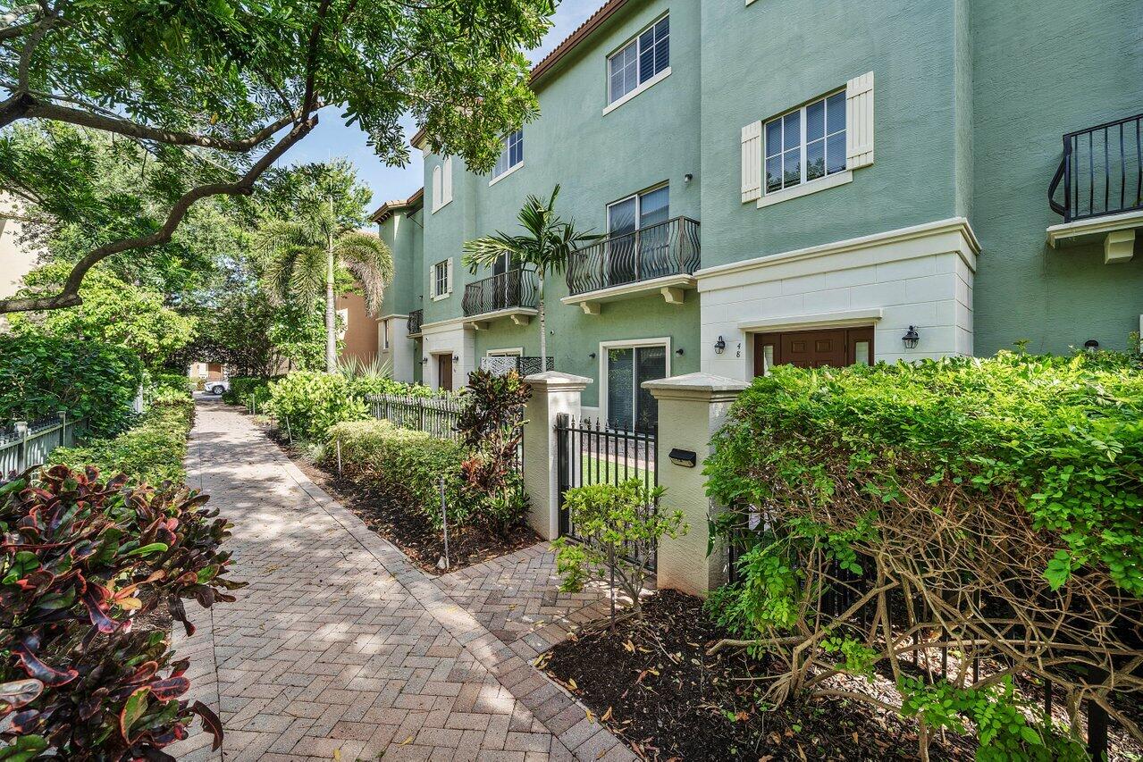 48 Northwest Hawthorne Place Boca Raton, FL 33432 - Photo 6 of 35 Front Walkway
