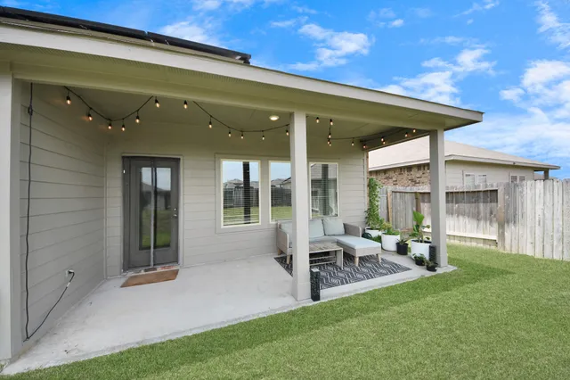 a view of an house with backyard and garden