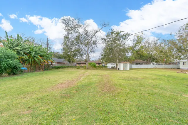 a view of yard with green space