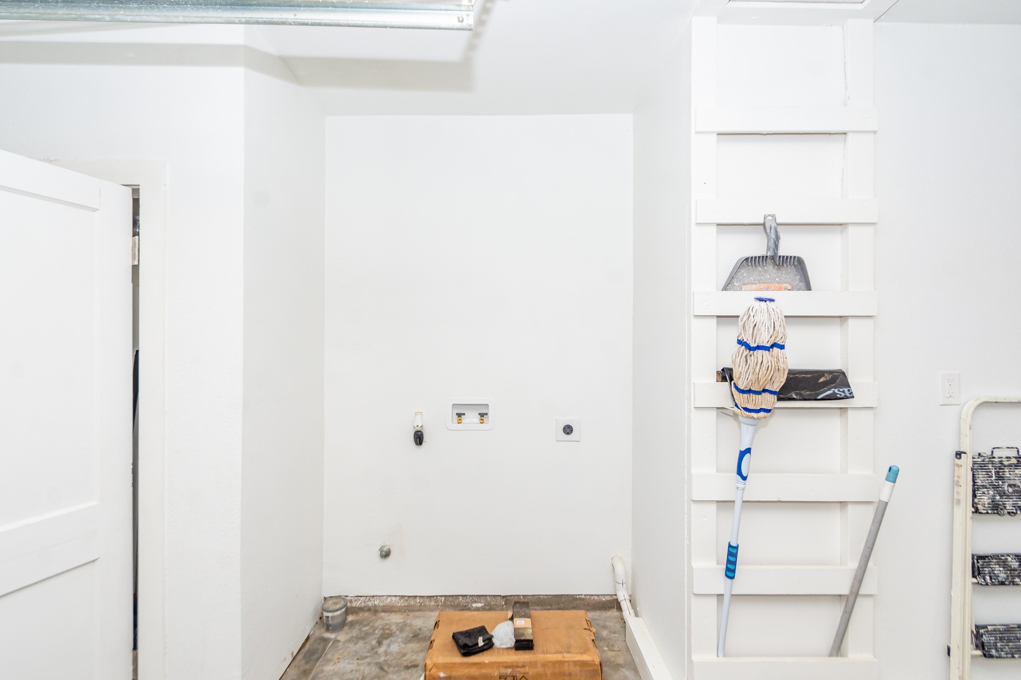 1007 Earley Street Sweeny, TX 77480 - Photo 32 of 33 a room with a table and a lamp