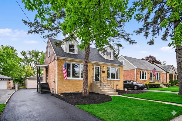 $379,900 | 835 South Addison Avenue, Lombard, IL 60148