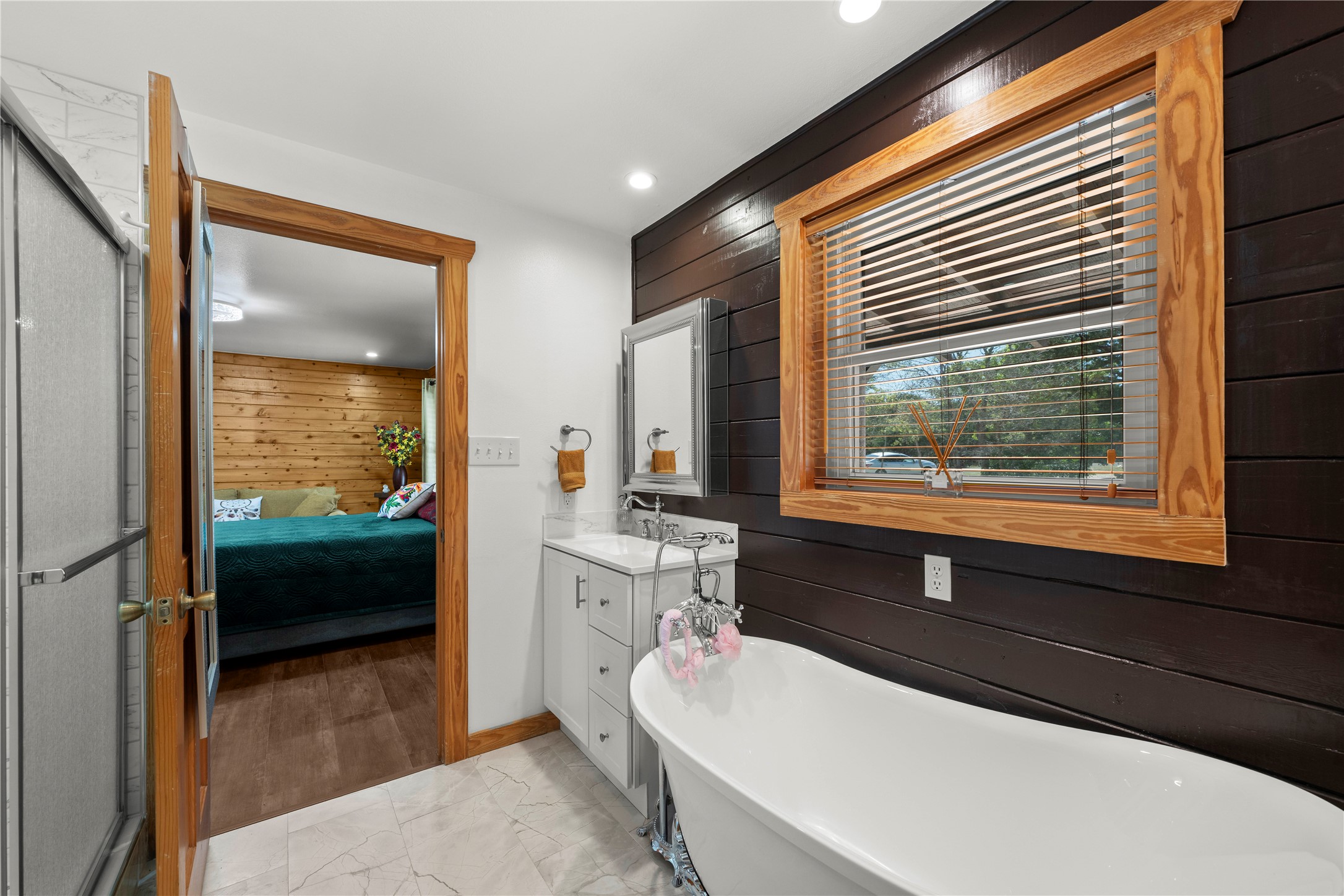 5597 Cliff Lane Temple, TX 76502 - Photo 25 of 38 a en suite bathroom with a bathtub and a large window