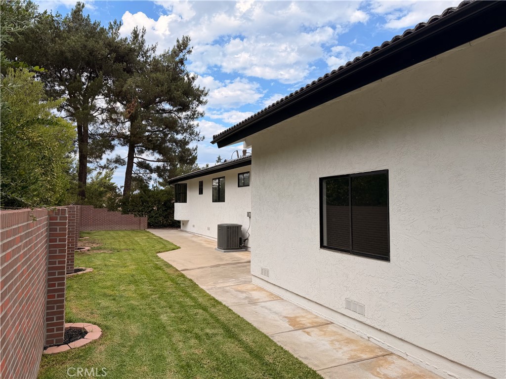 1677 South Hill Avenue Fallbrook, CA 92028 - Photo 59 of 74 a backyard of a house with table and chairs