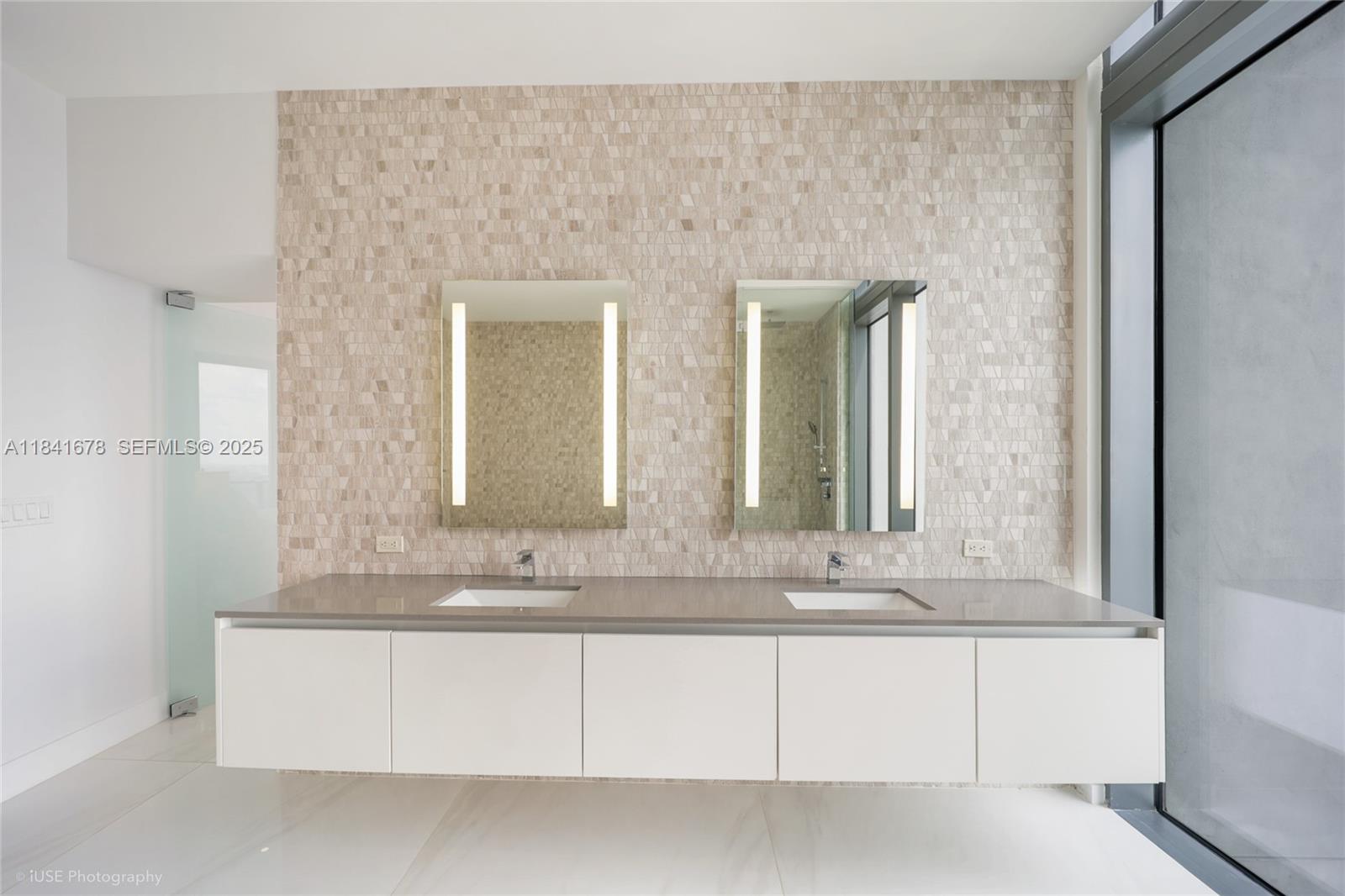 88 Southwest 7th Street, Unit 4101 Miami, FL 33130 - Photo 21 of 35 a bathroom with mirror two sinks and a window