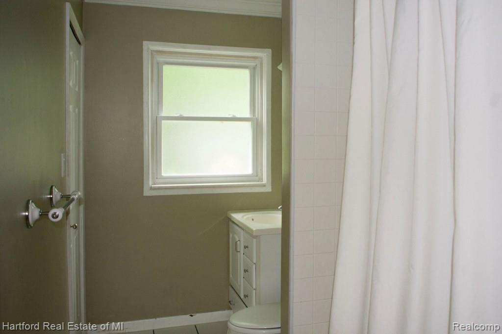 2521 Liter Road Lake Orion, MI 48359 - Photo 5 of 10 Bathroom