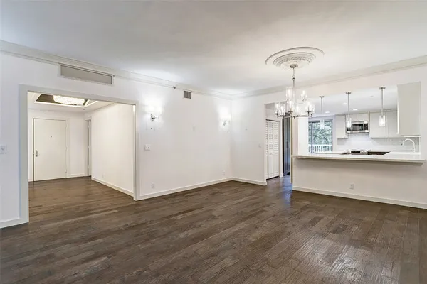 $8,000 | 121 North Post Oak Lane, Unit 205, Houston, TX 77024