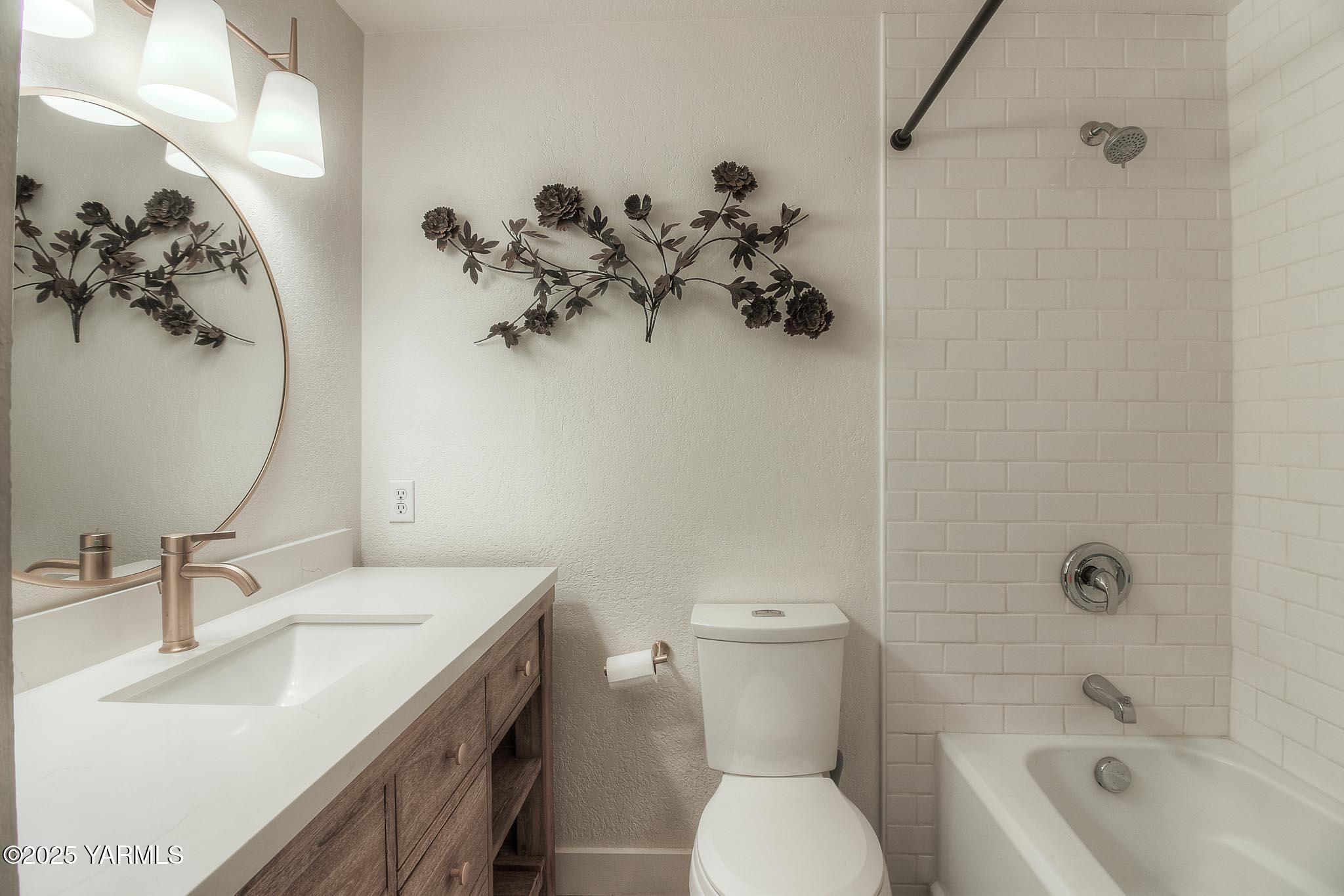 240 Knoll Road Yakima, WA 98908 - Photo 19 of 47 a bathroom with a sink toilet and shower