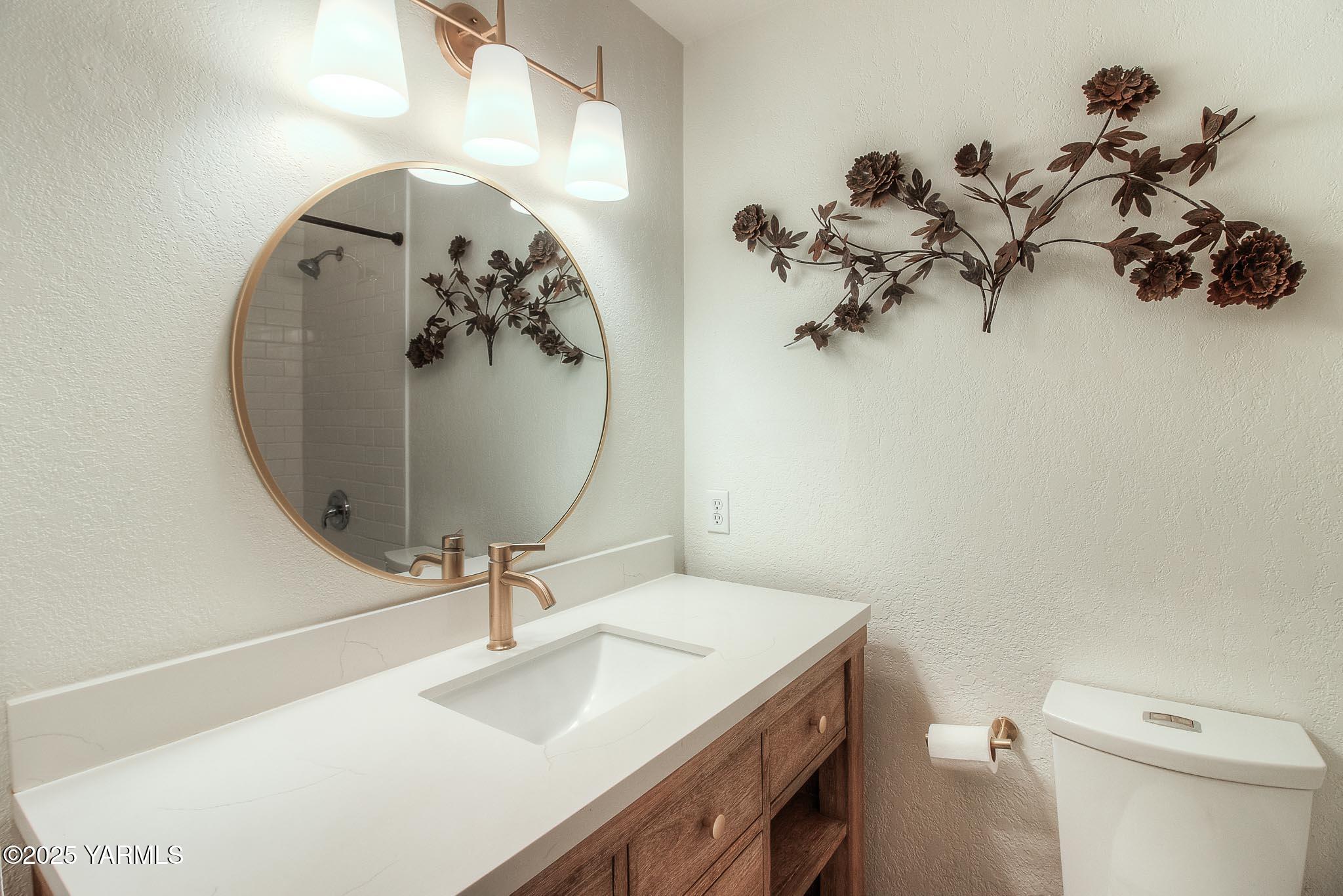 240 Knoll Road Yakima, WA 98908 - Photo 20 of 47 a bathroom with a sink and mirror