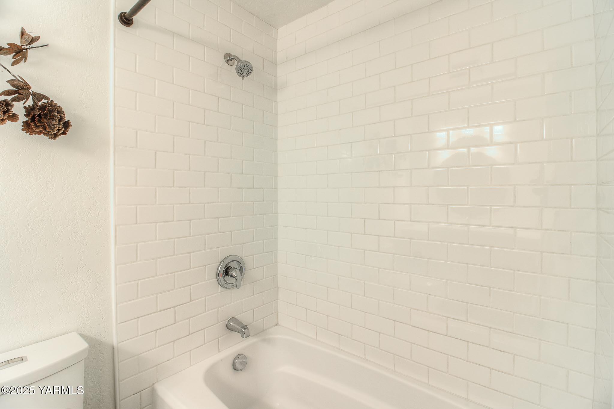 240 Knoll Road Yakima, WA 98908 - Photo 21 of 47 a bathroom with a bathtub