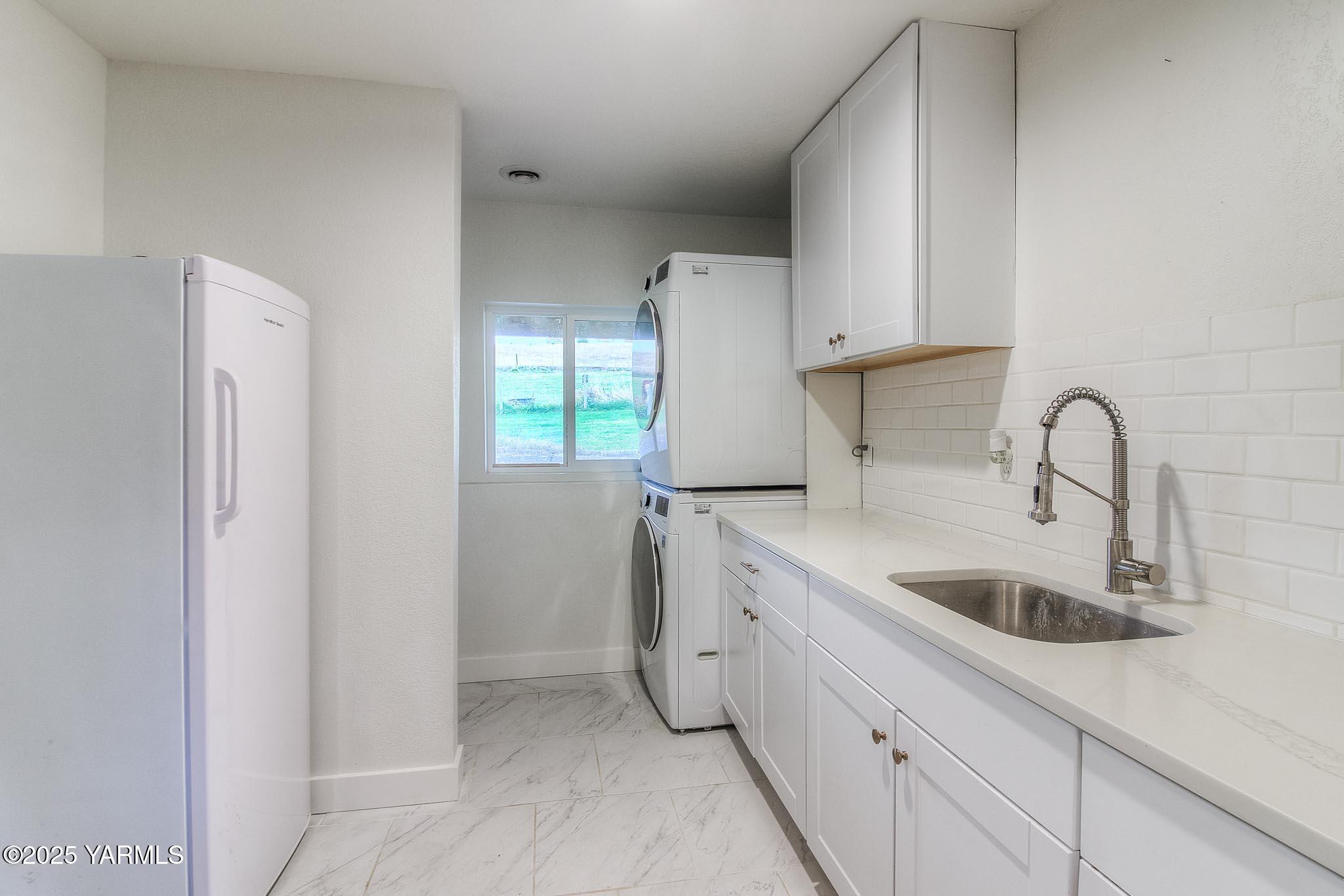 240 Knoll Road Yakima, WA 98908 - Photo 24 of 47 a kitchen with stainless steel appliances a sink and a refrigerator
