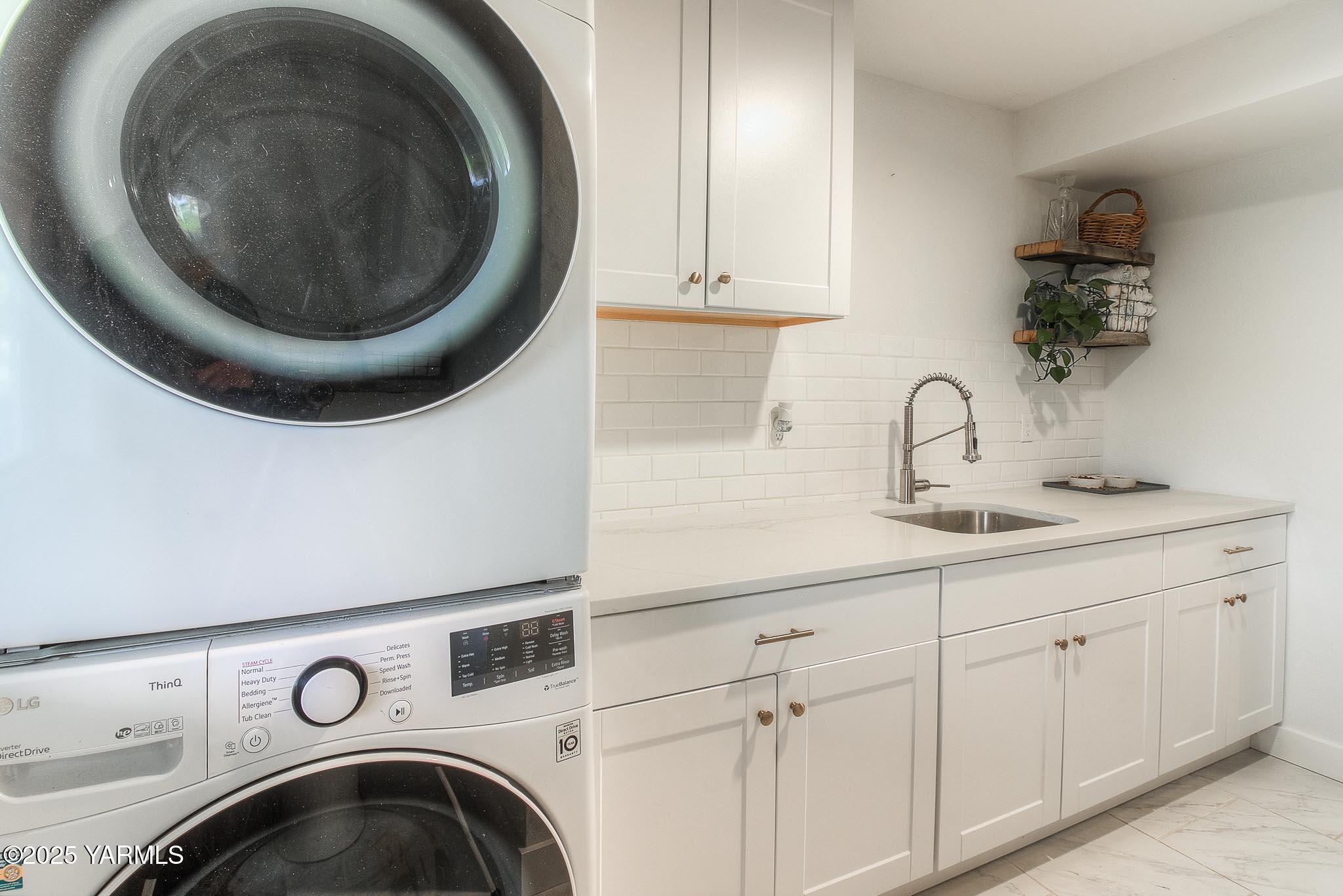 240 Knoll Road Yakima, WA 98908 - Photo 25 of 47 a utility room with sink dryer and washer