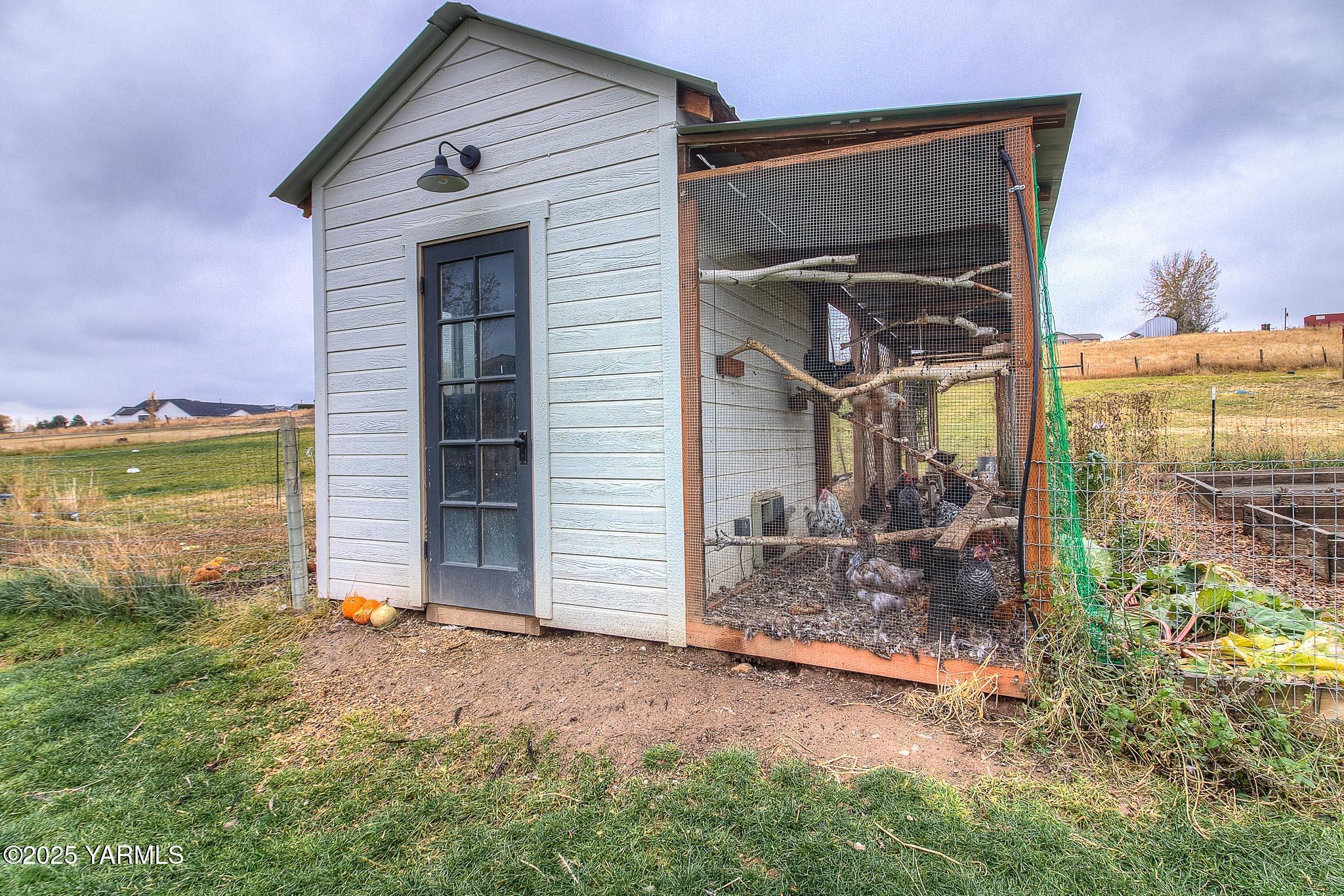 240 Knoll Road Yakima, WA 98908 - Photo 34 of 47 a front view of a house with a yard