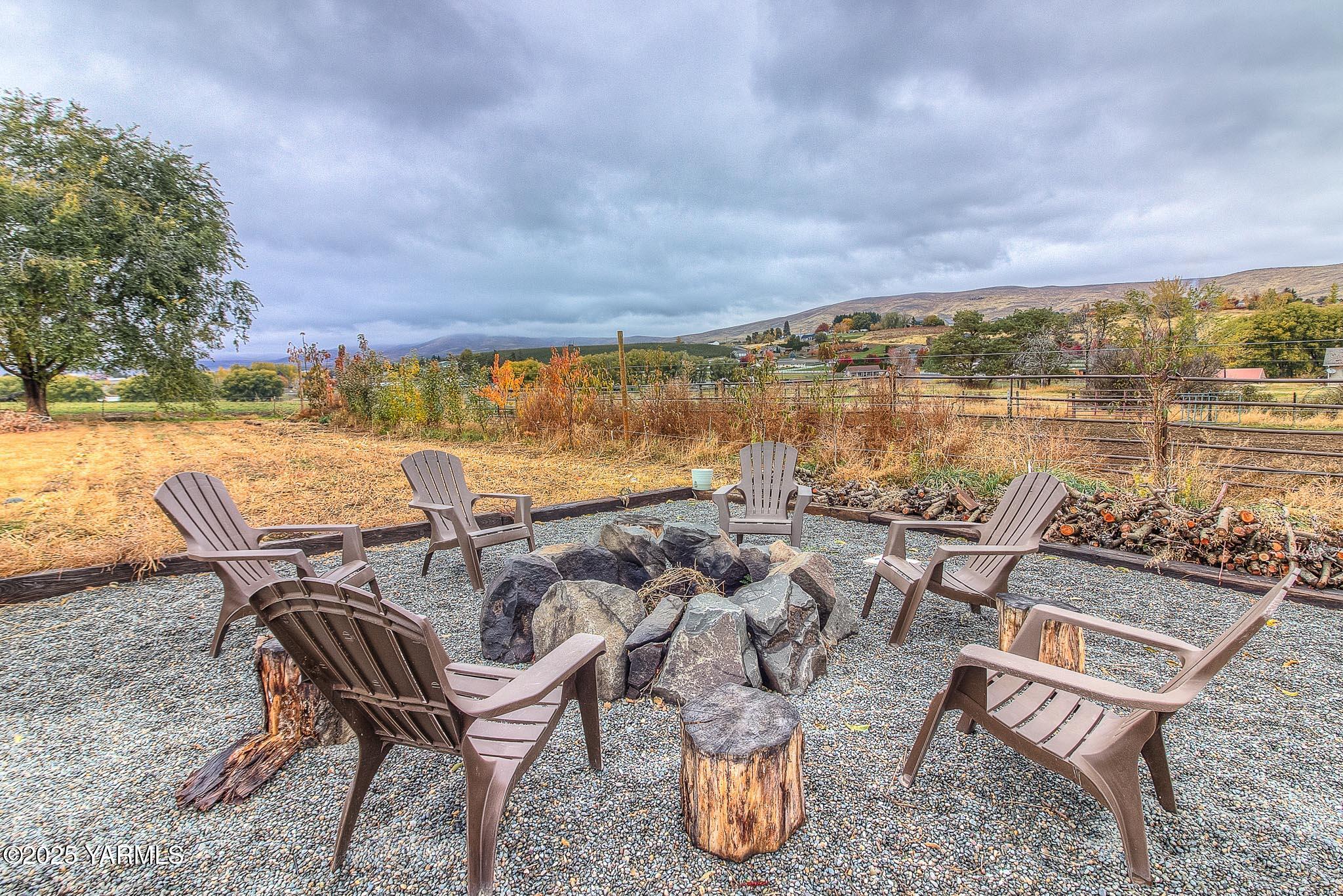 240 Knoll Road Yakima, WA 98908 - Photo 35 of 47 a view of a terrace with lawn chairs
