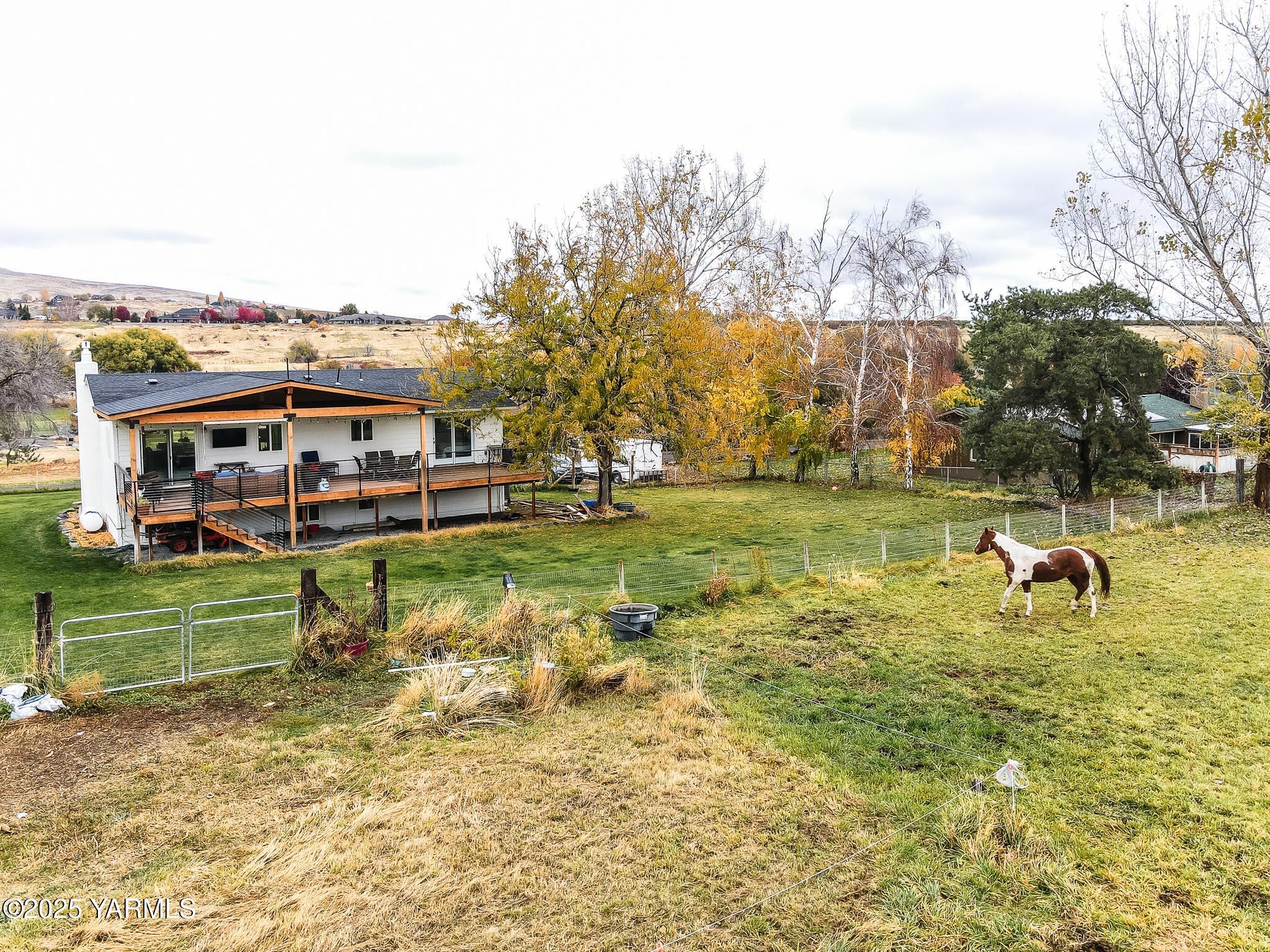 240 Knoll Road Yakima, WA 98908 - Photo 37 of 47 a view of a lake with houses