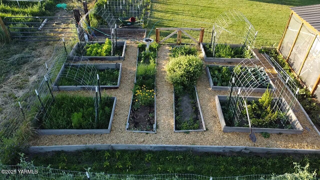 240 Knoll Road Yakima, WA 98908 - Photo 41 of 47 a view of small yard