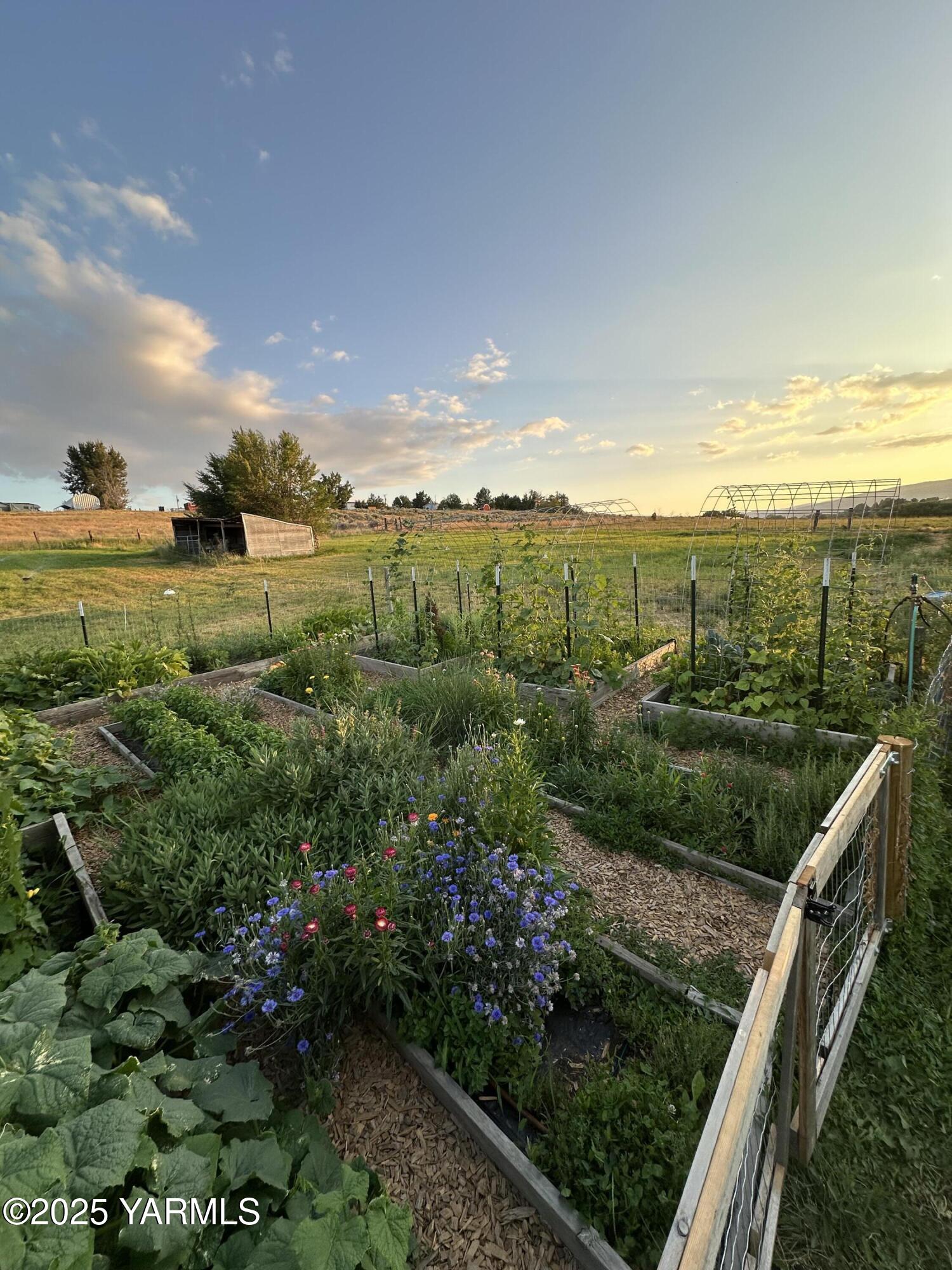240 Knoll Road Yakima, WA 98908 - Photo 44 of 47 a view of a city from a balcony