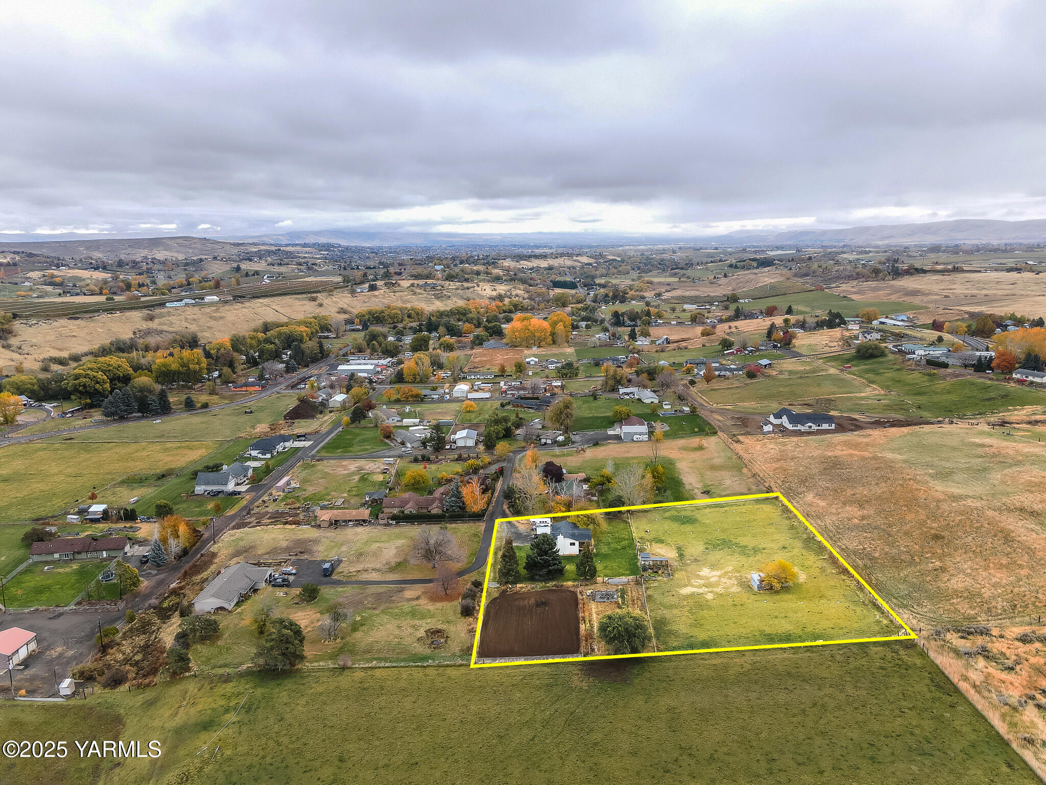 240 Knoll Road Yakima, WA 98908 - Photo 47 of 47 an aerial view of residential houses with outdoor space