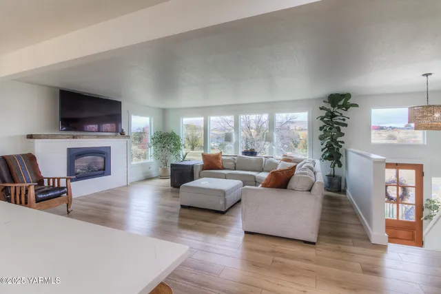 $585,000 | 240 Knoll Road, Yakima, WA 98908